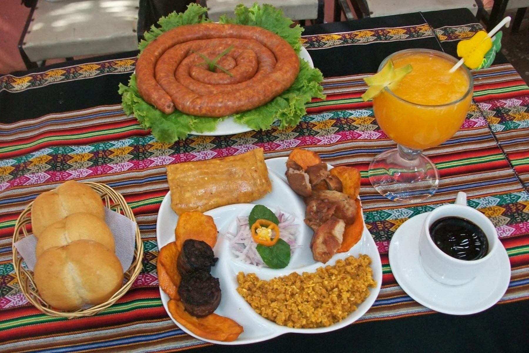 Salchicha huachana, tamales, café y pan