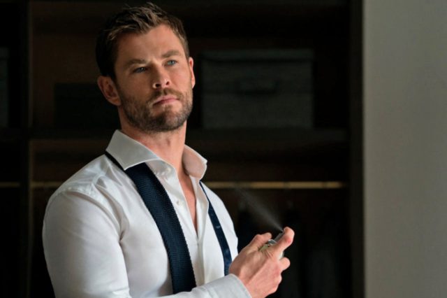 Chris Hemsworth aplicándose perfume