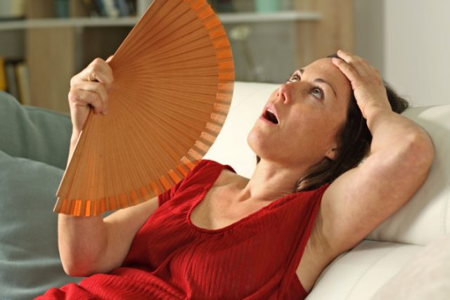 Mujer con sofocos por menopausia