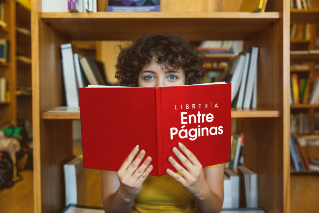 Chica leyendo los libros más vendidos de la Librería Entre Páginas.