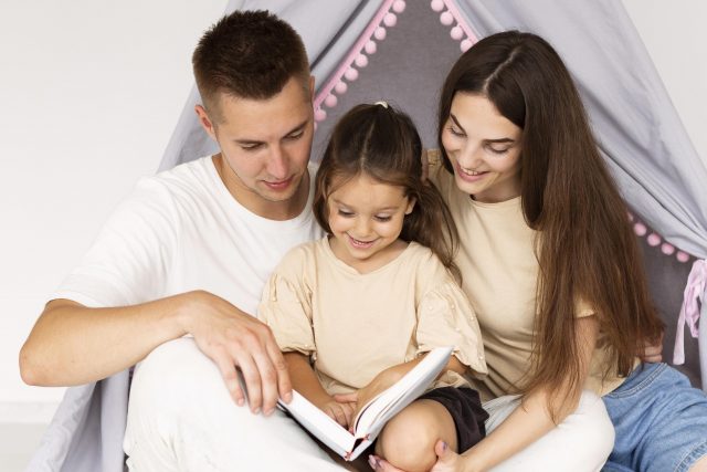 Familia leyendo