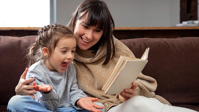Mamá e hija leyendo un libro recomendado