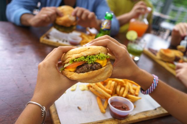 Disfrute de las deliciosas hamburguesas en el patio de comida de tus malls favoritos